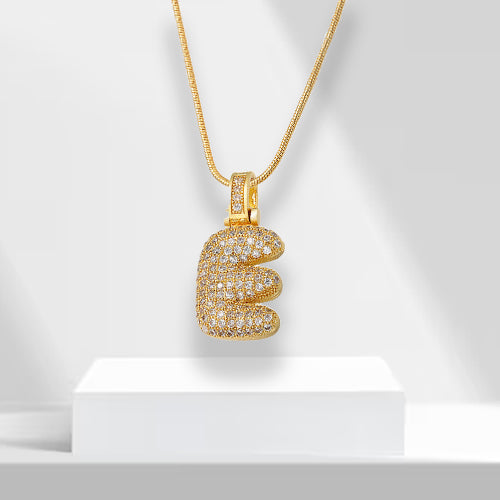 Goldene Buchstaben-E-Halskette mit Diamanten, luxuriöses Schmuckstück, Geschenkidee.