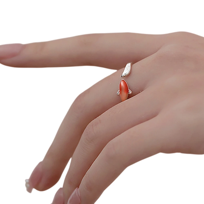 Silberring mit rotem Stein auf Hand, eleganter Schmuck, Damenring, modisches Accessoire.