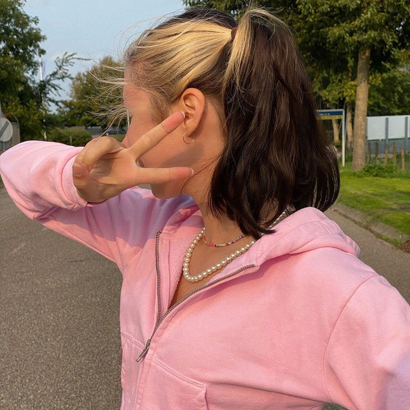 Efterårsinspireret, trendy, figursiddende cropped dame-hoodie med lynlås og hætte – Alina
