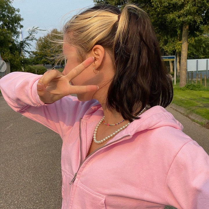 Efterårsinspireret, trendy, figursiddende cropped dame-hoodie med lynlås og hætte – Alina