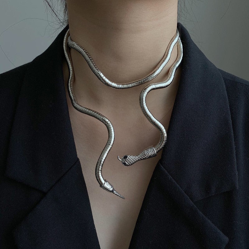 Silberne Schlangen-Halskette auf schwarzem Blazer, modisches Accessoire für Damen.