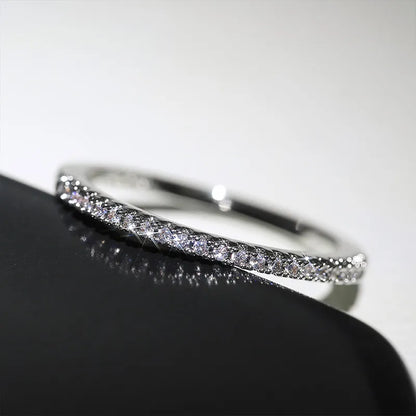 Silberner Diamantring, funkelnd, elegantes Design, Schmuck für Damen, Verlobungsring.
