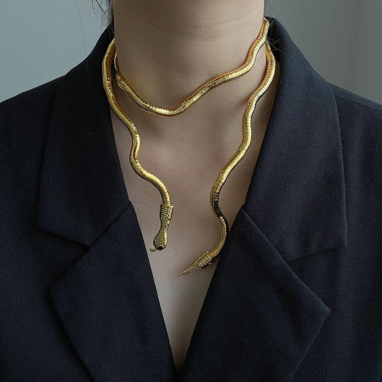 Goldene Schlangen-Halskette, elegantes Design, Damenmode-Accessoire, Schmuck, Statement-Piece.