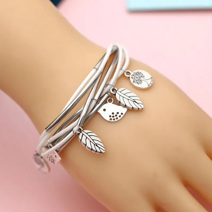 Silberarmband mit Blatt- und Vogelanhängern, Damenmode, eleganter Schmuck, Geschenkidee.