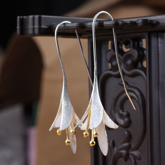 Silberne und goldene Blumenohrringe, handgefertigt, elegantes Design, Modeschmuck.