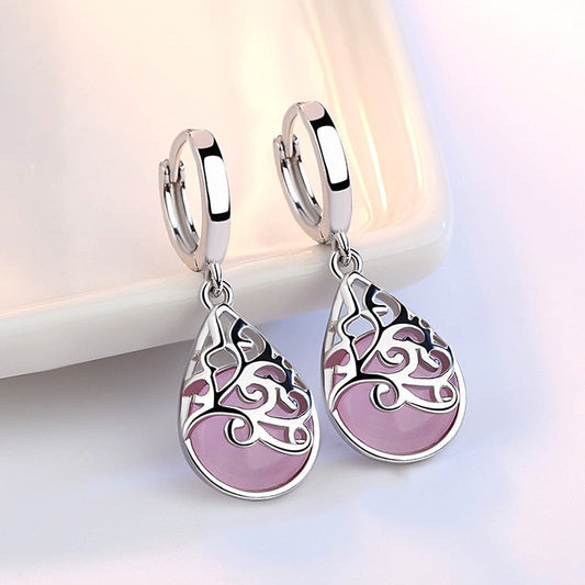 Silberne Ohrringe mit rosa Tropfenanhänger, filigranes Design, modischer Schmuck.