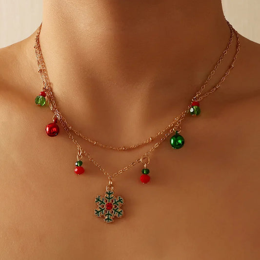 Dreifache Halskette mit Weihnachtsanhänger, goldfarben, rot-grüne Perlen, festlicher Schmuck.
