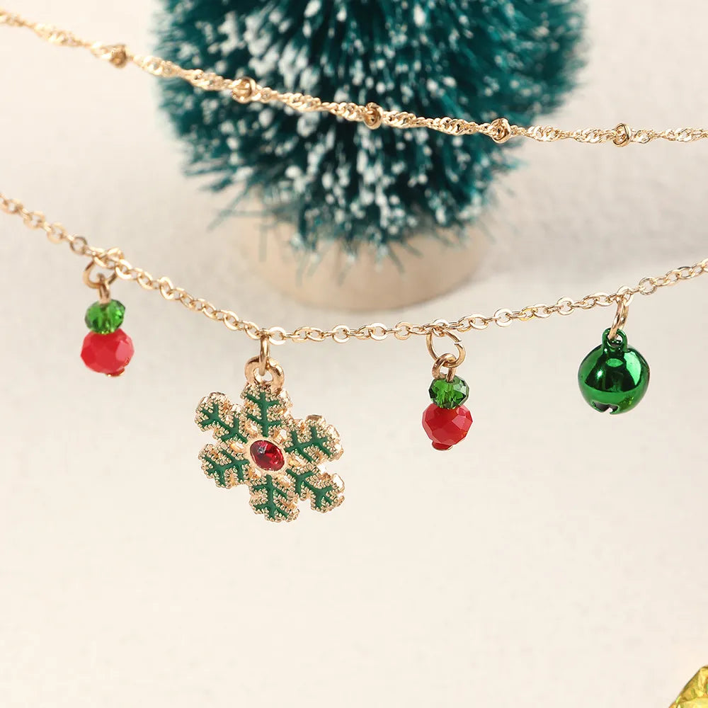 Goldene Weihnachtskette mit Schneeflocken- und Glockenanhängern, festlicher Schmuck.