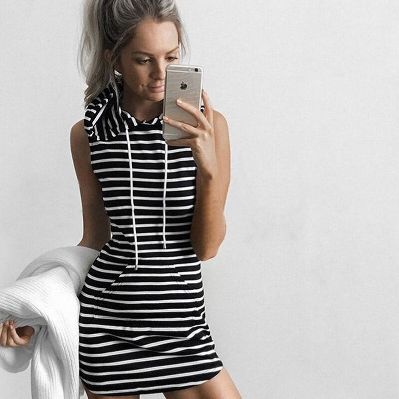 Trendy ærmeløs mini-sommerskjole med twist-detalje – Liora