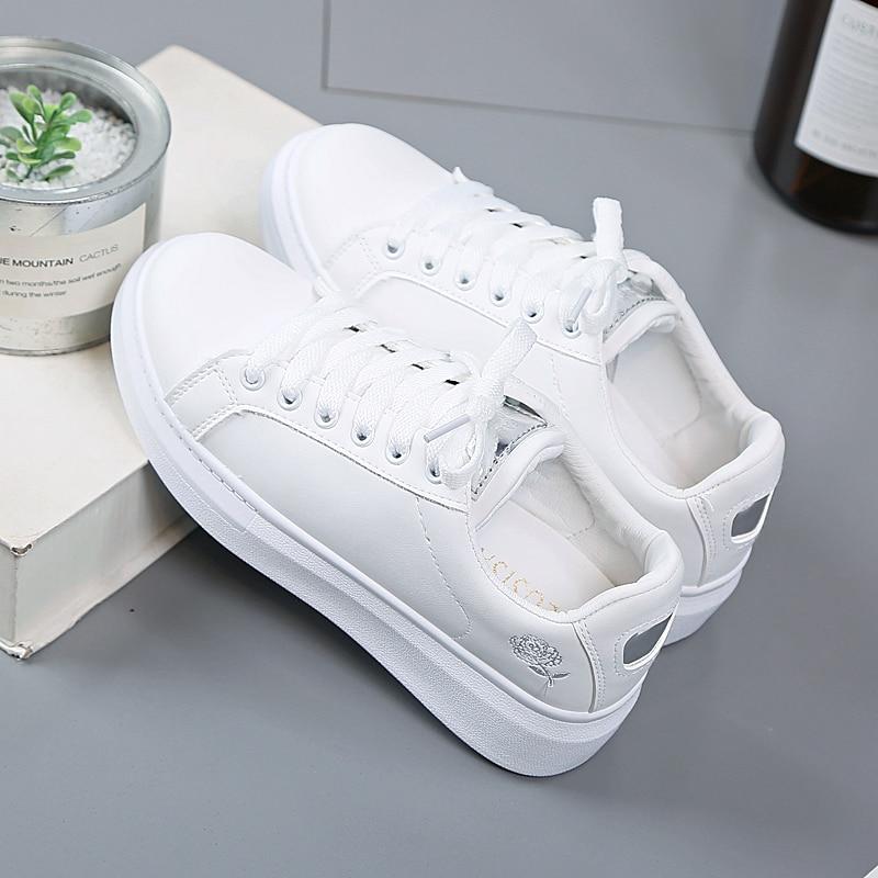 Trendy damesneakers i kunstlæder med metallic-accenter – Norell