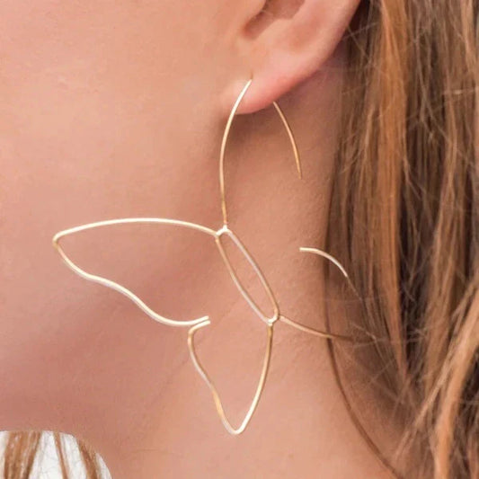 Goldene Schmetterling-Ohrringe, filigranes Design, Modeschmuck, Damenaccessoire.