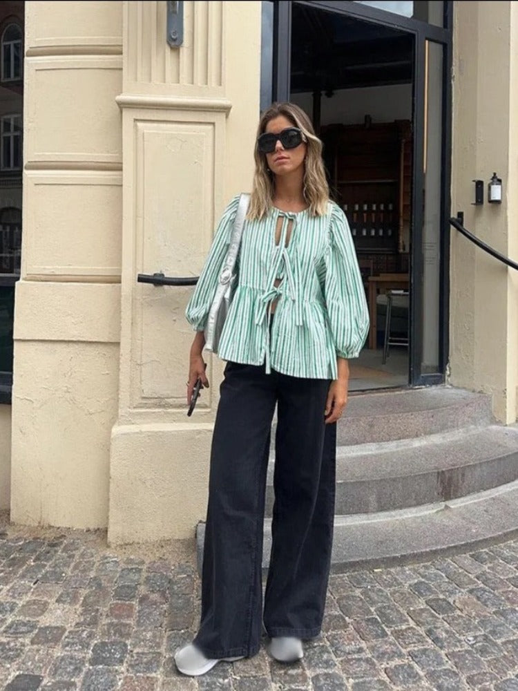 Rutet damebluse med pufærmer – Maeve
