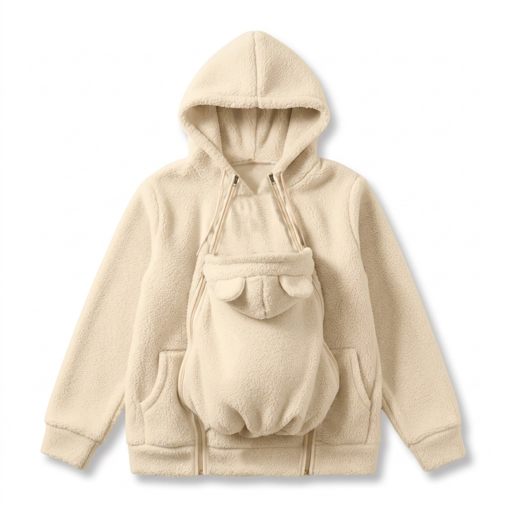 Cremefarvet hættetrøje i sherpa-fleece som flat lay, med det aftagelige babybærepanel med bjørneører lynet fast foran. 11