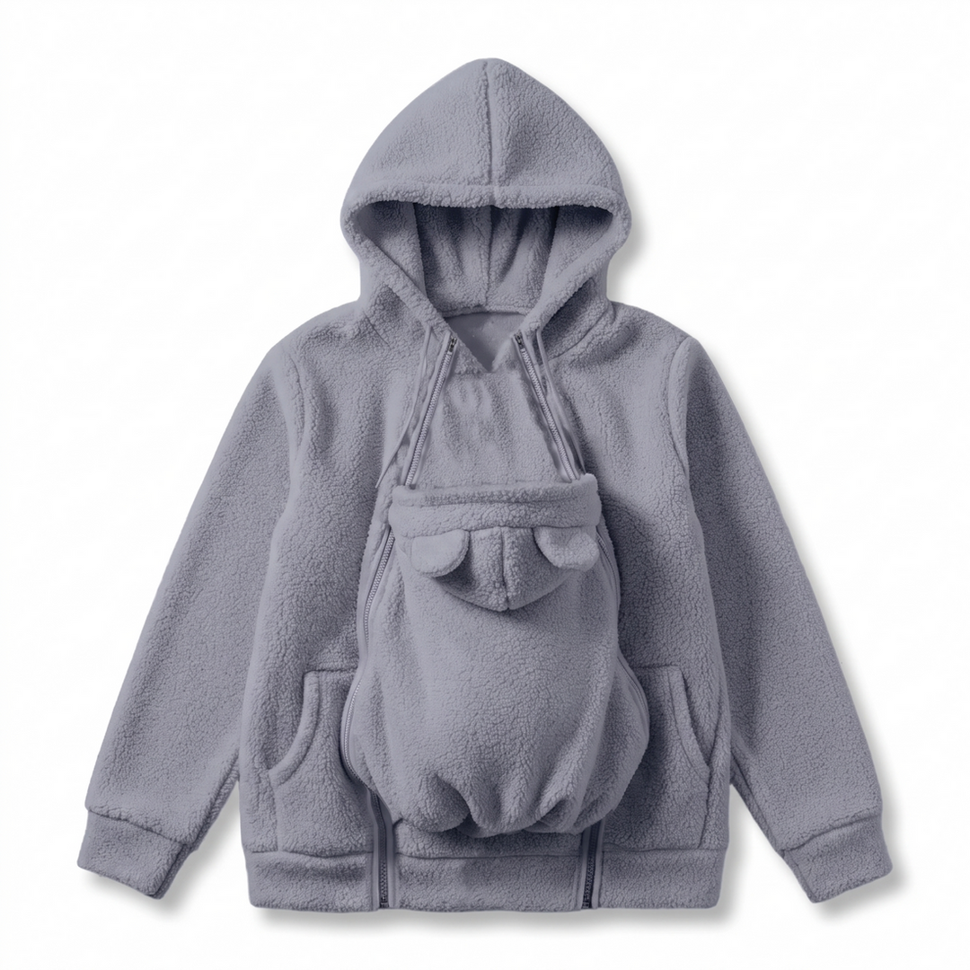 Grå hættetrøje i sherpa-fleece set forfra som flat lay, med babybærepanelet med bjørneører og to lommer. 12
