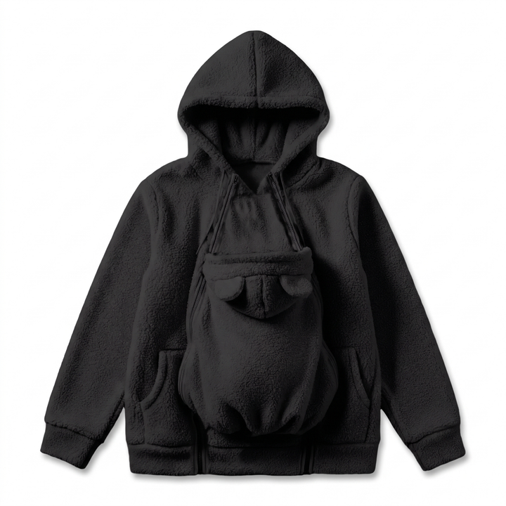 Sort hættetrøje i sherpa-fleece set forfra som flat lay, med babybærepanelet med bjørneører lynet fast. 13