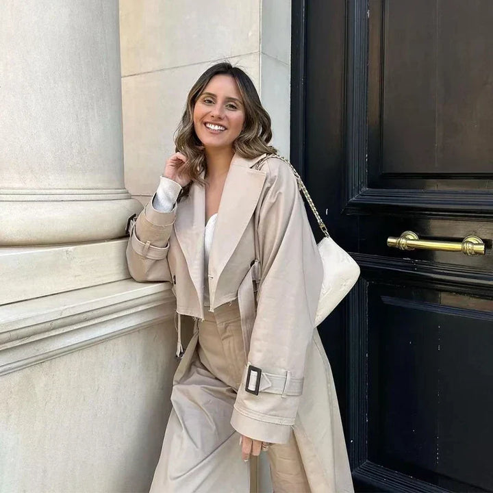 Efterårsagtig trendy kort dametrenchcoat med bælte – Amelie
