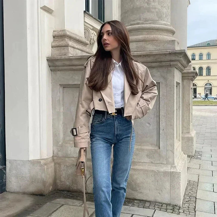Efterårsagtig trendy kort dametrenchcoat med bælte – Amelie