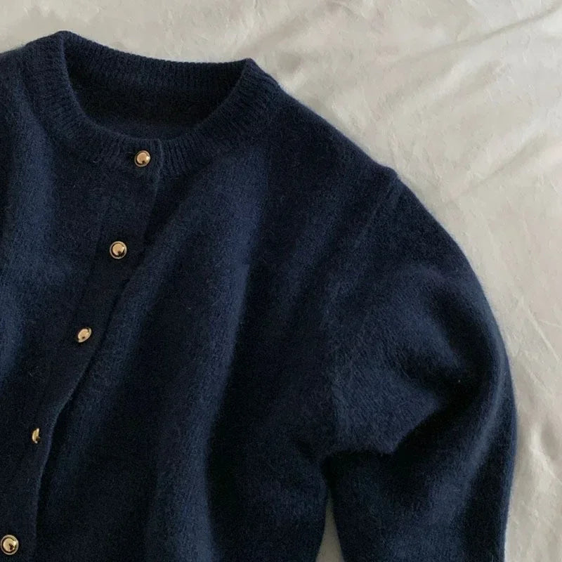 Komfortabel strikket damevest med rund hals - Emilia
