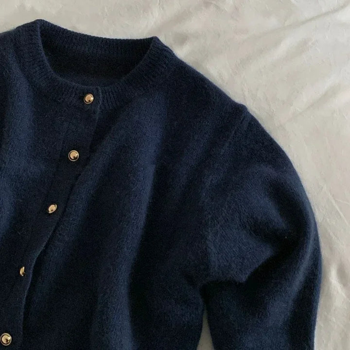 Komfortabel strikket damevest med rund hals - Emilia
