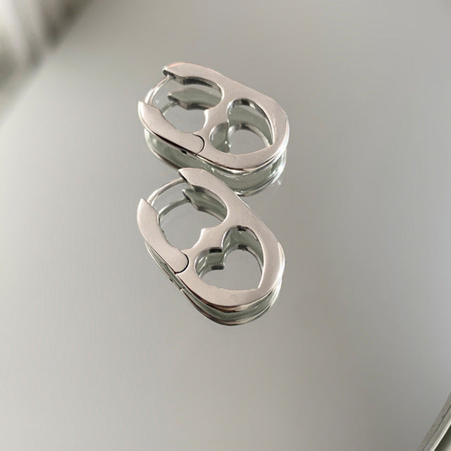 Silberne Ohrringe in Tropfenform, modisches Design, Damen-Schmuck, glänzende Oberfläche.