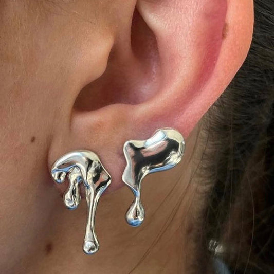 Silberne Tropfen-Ohrringe, moderne Damen-Mode, einzigartiges Design, Schmuckaccessoire.