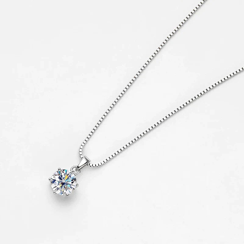 Silberne Halskette mit rundem Diamantanhänger, eleganter Schmuck, Geschenk für Frauen.