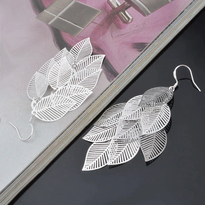 Silberne Blatt-Ohrringe, filigranes Design, modisch, Damen-Schmuck, elegantes Accessoire.