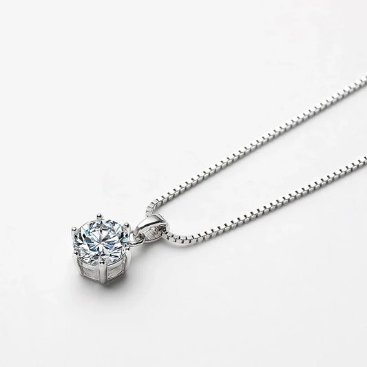 Silberne Halskette mit rundem Diamantanhänger, eleganter Schmuck, Geschenk für Frauen.