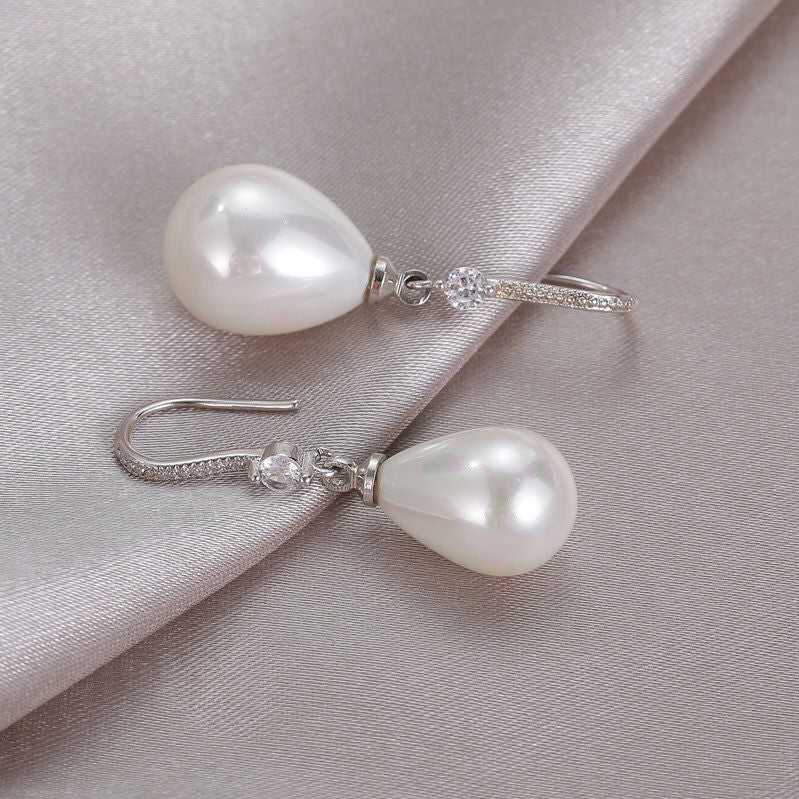Perlenohrringe mit Tropfenform, Silberhaken, funkelnde Kristalle, eleganter Schmuck.