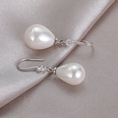 Perlenohrringe mit Tropfenform, Silberhaken, funkelnde Kristalle, eleganter Schmuck.