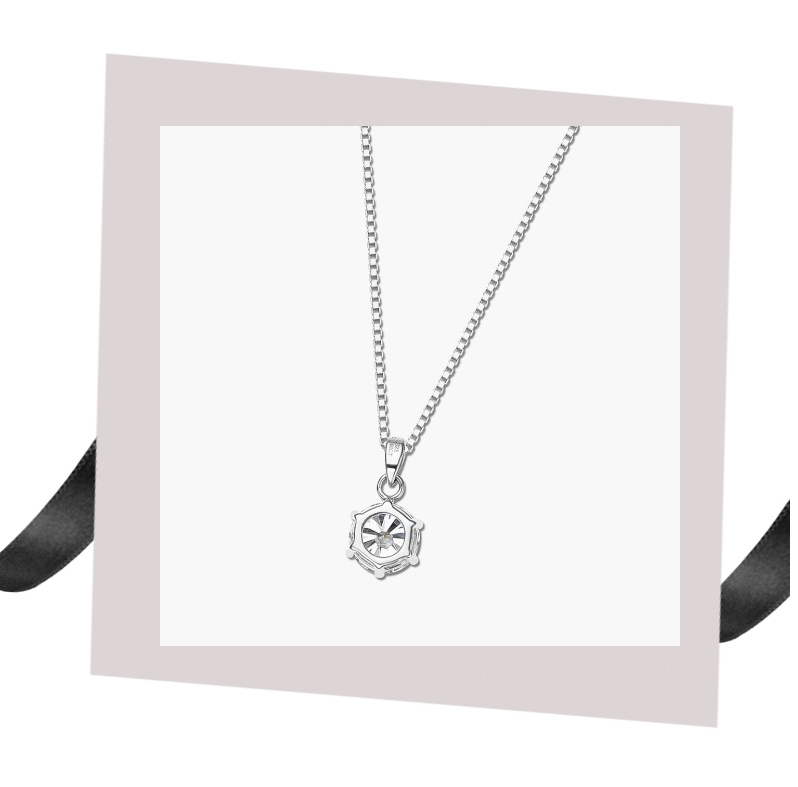 Silberne Halskette mit sechseckigem Anhänger und Kristall, eleganter Schmuck für Damen.