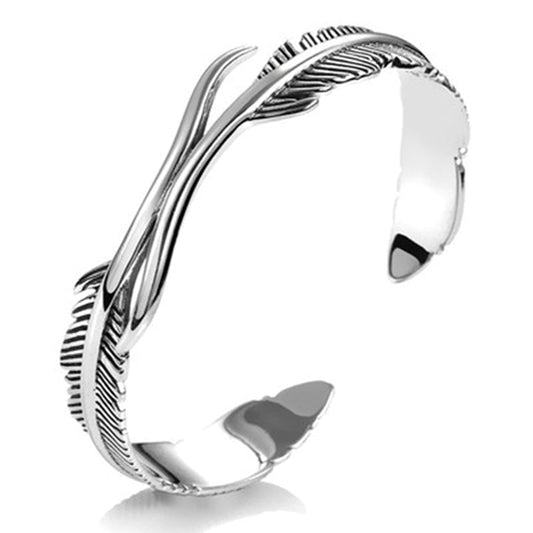 Silbernes Federarmband, offenes Design, eleganter Schmuck, Damenaccessoire, modisch.