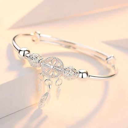 Silbernes Armband mit Traumfänger-Anhänger, filigrane Details, elegantes Schmuckdesign.