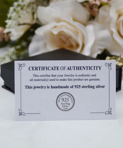 Zertifikat für 925 Sterling Silber Schmuck, handgefertigt, vor Blumenhintergrund.