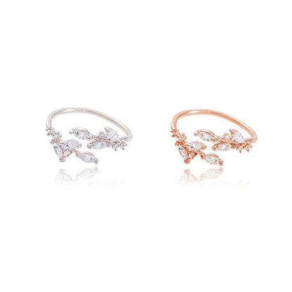 Zwei elegante Ringe, Silber und Roségold, mit filigranem Blattdesign, Schmuckaccessoire.
