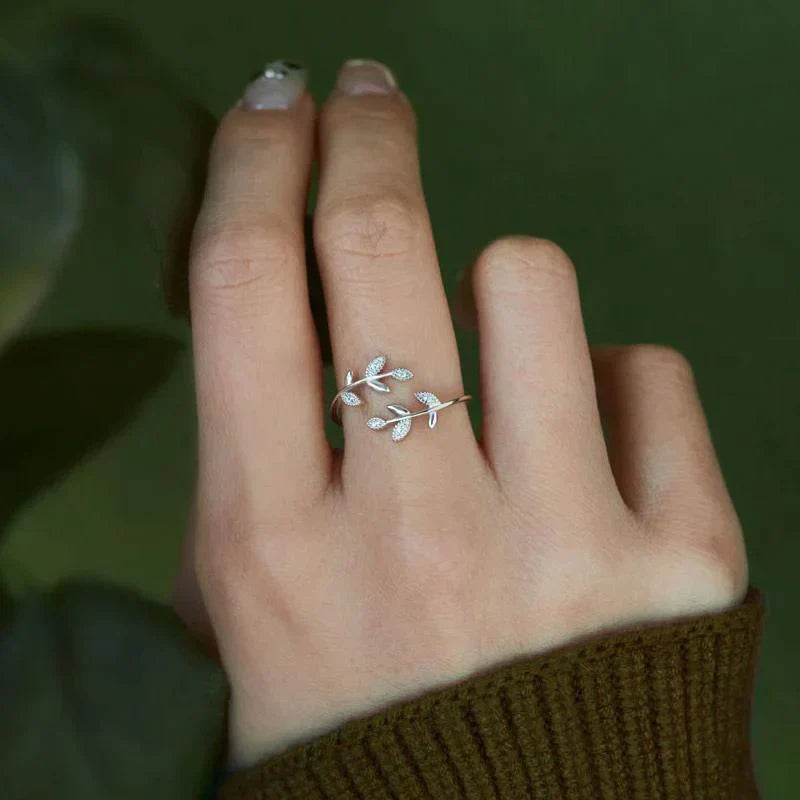 Silberner Blatt-Ring an Hand, elegantes Schmuckdesign, Damenmode, Naturmotiv, Geschenkidee.