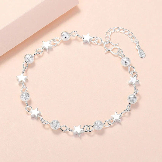 Silbernes Armband mit Stern- und Kugelanhängern, Damen-Schmuck, modisch, elegant.