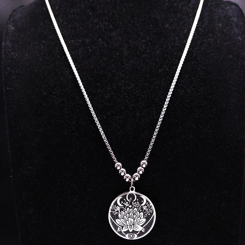 Silberne Halskette mit Lotus-Anhänger, filigranes Design, Schmuck für Damen, Geschenkidee.