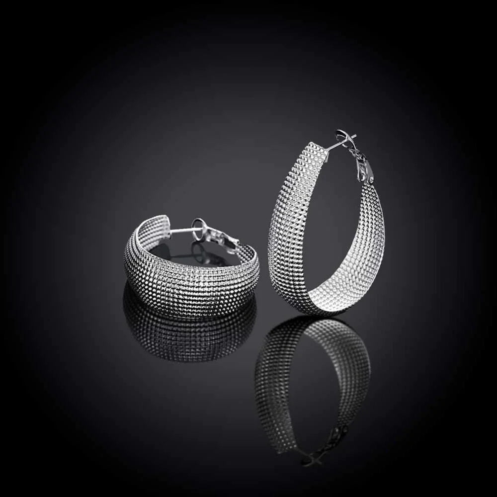 Silberne Creolen Ohrringe, strukturiertes Design, Schmuck für Damen, modisch, elegant.
