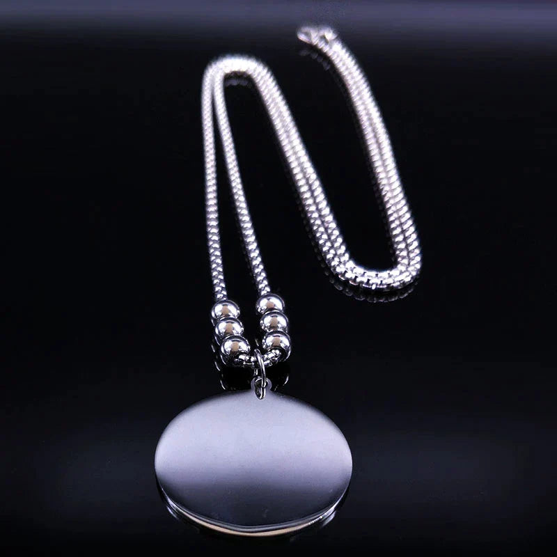 Silberne Halskette mit rundem Anhänger, glänzend, elegantes Schmuckdesign, Damenaccessoire.