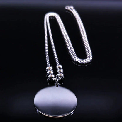 Silberne Halskette mit rundem Anhänger, glänzend, elegantes Schmuckdesign, Damenaccessoire.