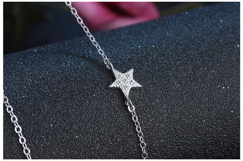 Silberne Halskette mit funkelndem Sternanhänger, eleganter Schmuck, Damenaccessoire.