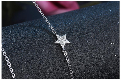 Silberne Halskette mit funkelndem Sternanhänger, eleganter Schmuck, Damenaccessoire.