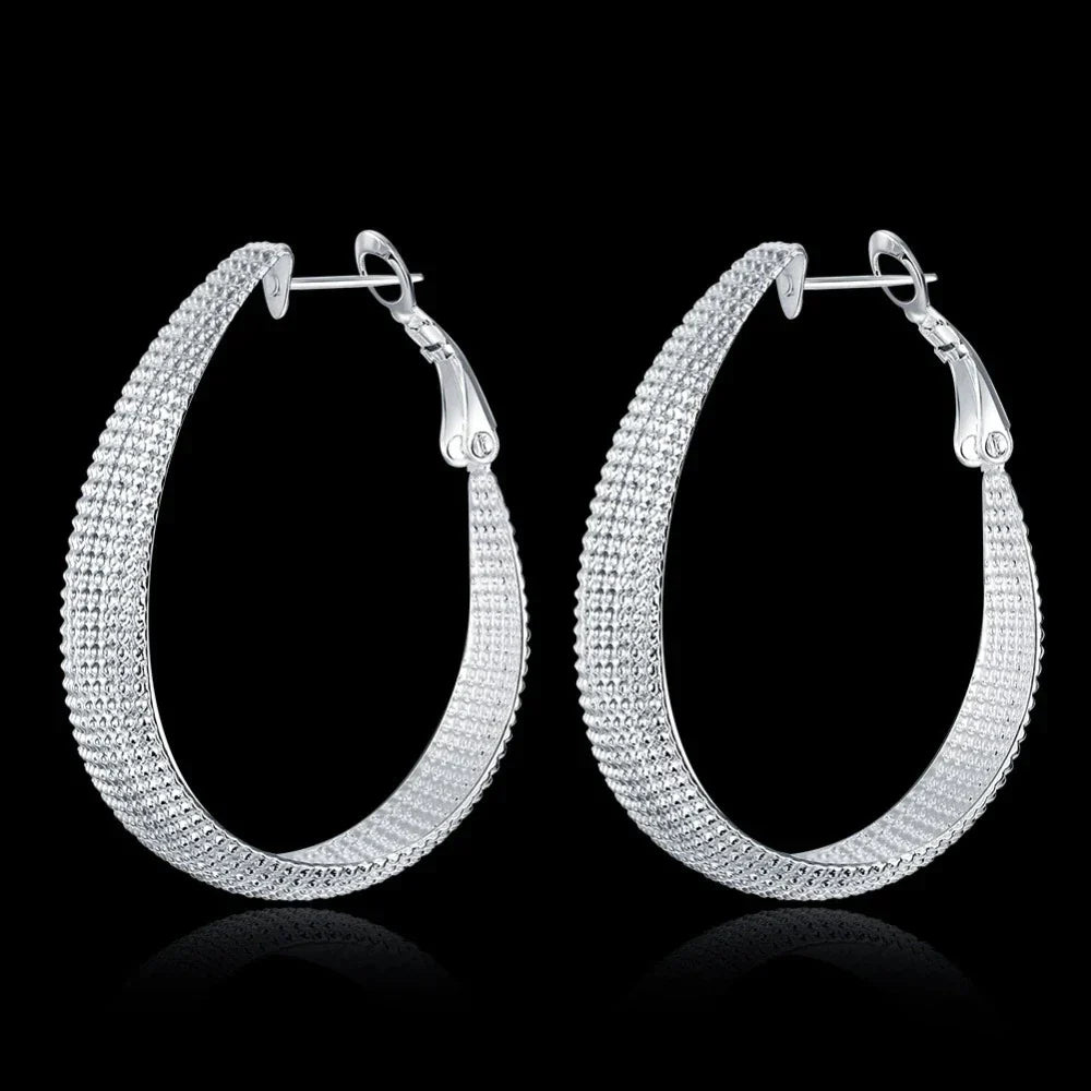 Silberne Creolen Ohrringe, strukturiertes Design, eleganter Schmuck, Damen Accessoire.