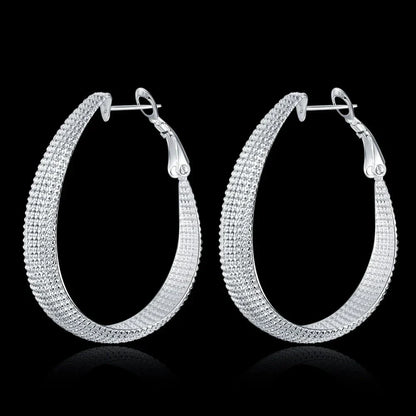 Silberne Creolen Ohrringe, strukturiertes Design, eleganter Schmuck, Damen Accessoire.