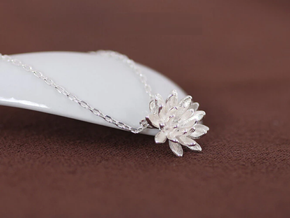 Silberne Lotusblume Halskette, filigranes Design, Damen Schmuck, elegantes Accessoire.