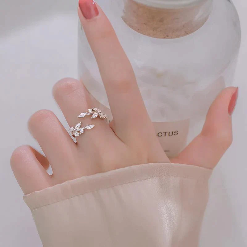 Silberner Blatt-Ring an Hand, elegantes Design, Damen-Schmuck, modisch, stilvoll.