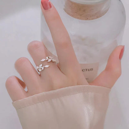 Silberner Blatt-Ring an Hand, elegantes Design, Damen-Schmuck, modisch, stilvoll.