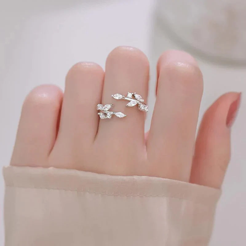 Silberner verstellbarer Ring mit Zirkonia-Steinen, elegantes Design, Damen-Schmuck.