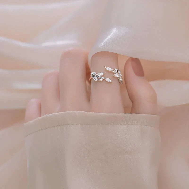 Silberner Damenring mit Kristallen, elegantes Design, Schmuck für besondere Anlässe.